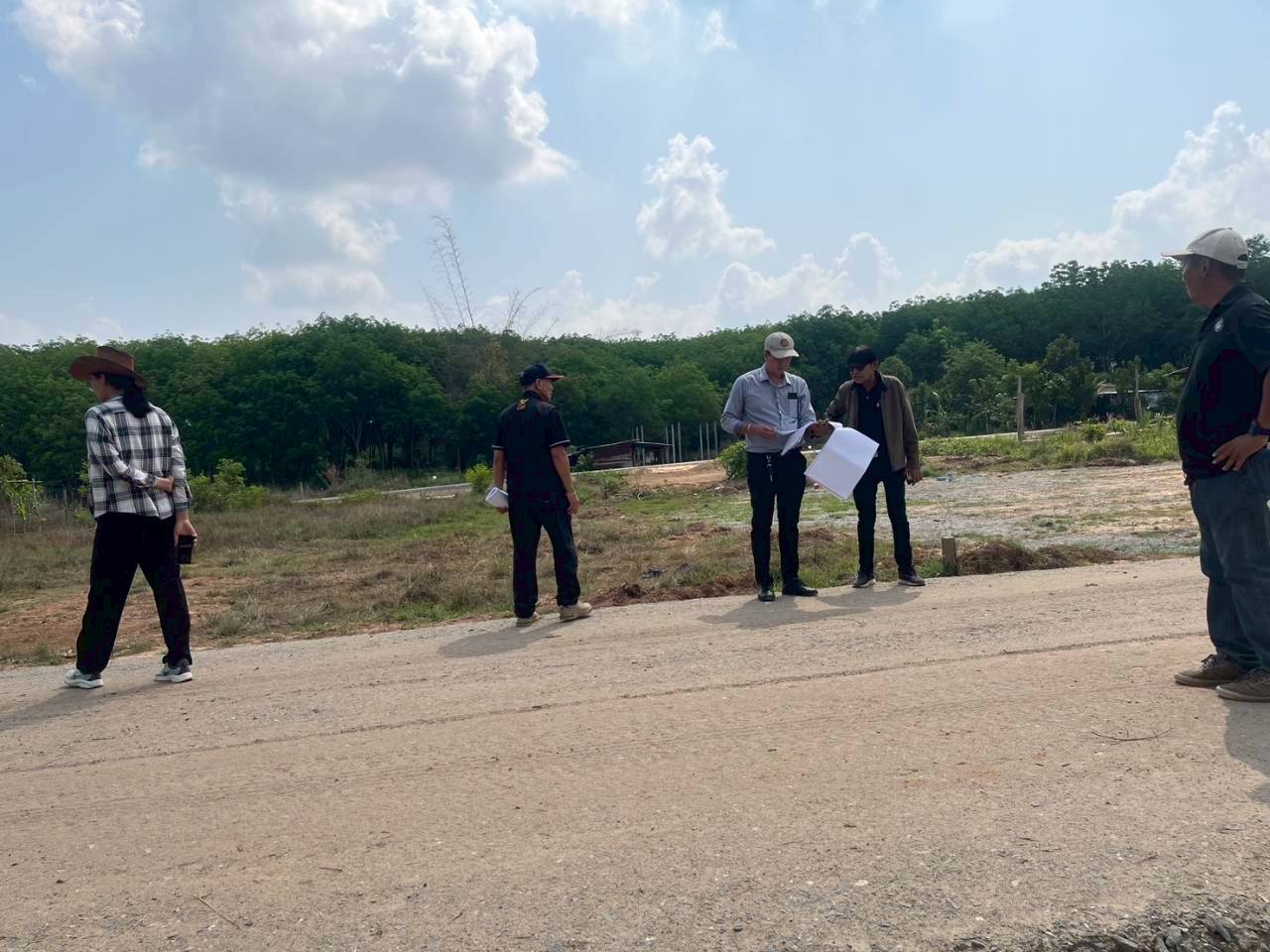 title - วันที่ 17 มีนาคม 2569 นายวิทูล ประดิษฐบุญ ปฏิรูปที่ดินจังหวัดปราจีนบุรี  มอบหมายให้ นายเชวงศักดิ์ อะปะมาตร ผู้อำนวยการกลุ่มงานช่างและแผนที่  นางรักษ์หทัยรัตน์ เมทนีกรชัย หัวหน้าฝ่ายบริหาร และเจ้าหน้าที่ ส.ป.ก.ปราจีนบุรี ลงพื้นที่ตรวจรับงานก่อสร้างถนนสายซอยในแปลงเกษตรกรรม ในเขตปฏิรูปที่ดิน ให้แก่เกษตรกรผู้ไร้ที่ดินทำกิน